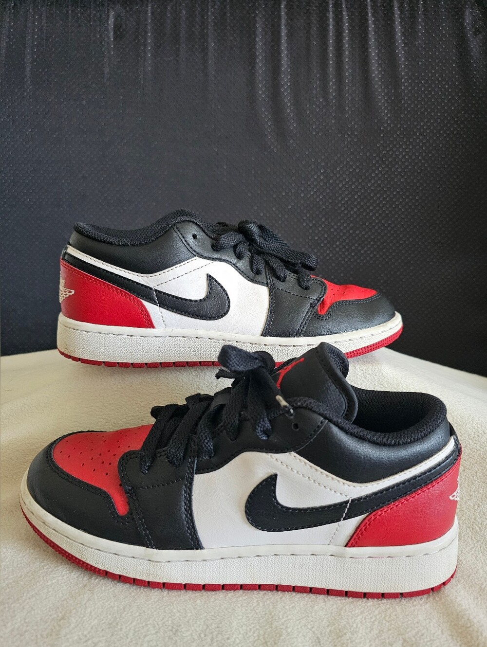 NIKE AIR JORDAN Boys 1 Low Sneakers Bred Toe Colorway Red/White/Black SIZE 4.5 Y